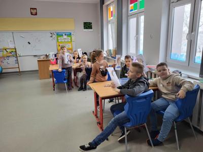 Na zdjęciach znajdują się uczestnicy zajęć. Dzieci siedzą przy stole i wykonują prace plastyczne.