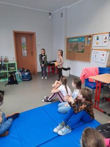 Na zdjęciach znajdują się uczestnicy zajęć. Dzieci wykonują zadania.