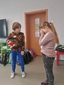 Na zdjęciach znajdują się uczestnicy zajęć. Dzieci wykonują zadania.