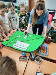 Na zdjęciach znajdują się uczestnicy zajęć. Dzieci wykonują plakat ,,Sieć przyjaźni''.