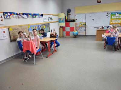 Na zdjęciach znajdują się uczestnicy zajęć. Dzieci siedzą przy stole i wykonują prace plastyczne.