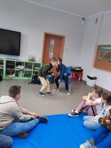 Na zdjęciach znajdują się uczestnicy zajęć. Dzieci wykonują zadania.