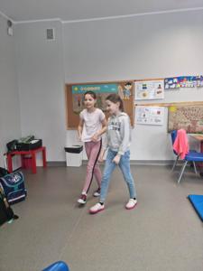 Na zdjęciach znajdują się uczestnicy zajęć. Dzieci wykonują zadania.