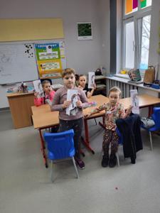 Na zdjęciach znajdują się uczestnicy zajęć. Dzieci siedzą przy stole i wykonują prace plastyczne.