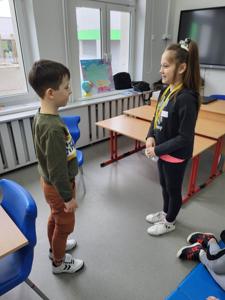 Na zdjęciu znajdują się uczestnicy zajęć. Dzieci wykonują powierzone im zadania.