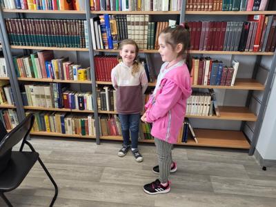 Na zdjęciu znajdują się uczestnicy zajęć. Dzieci wykonują zadania. Zdjęcie wykonano w sali wielofunkcyjnej biblioteki.