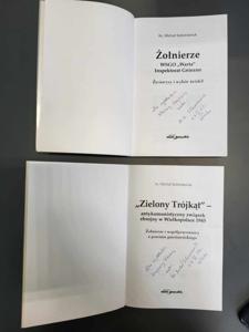 Na zdjęciu znajdują się dwie otwarte książki na stronie tytułowej.