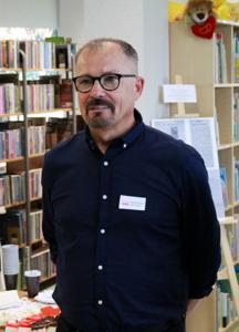 Na zdjęciu z znajduje się Burmistrz Gminy Kłecko. W tle księgozbiór biblioteki.