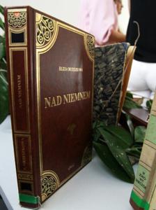 Na zdjęciu znajduje się książka ,,Nad Niemnem''. Zdjęcie wykonano w bibliotece.