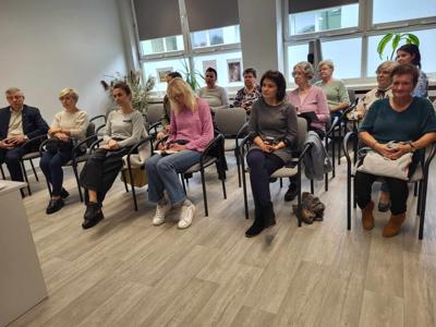Na zdjęciu znajdują się uczestnicy spotkania. Zdjęcie wykonano w bibliotece.