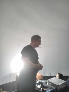 Na zdjęciu znajduje się Pan, który prowadzi projekcję.
