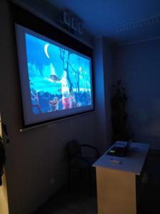 Na zdjęciu znajduje się projekcja filmu.