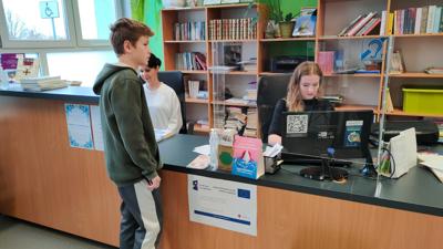 Na zdjęciu znajdują się uczestnicy wykładu. Uczestnicy stoją.