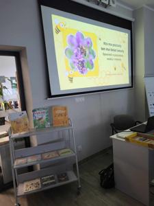 Na zdjęciu znajduje się wyświetlana prezentacja multimedialna.