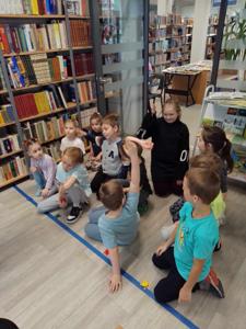 Zdjęcie z warsztatów plastyczno- literackich- uczestnicy,
