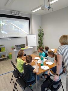 Zdjęcie z warsztatów plastyczno- literackich- uczestnicy,