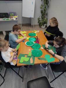 Zdjęcie z warsztatów plastyczno- literackich- uczestnicy,
