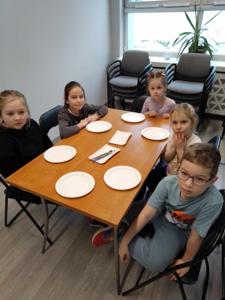 Zdjęcie z warsztatów plastyczno- literackich- uczestnicy,