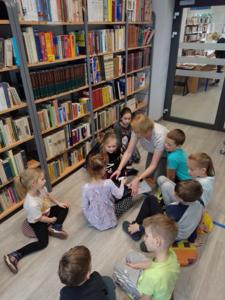 Zdjęcie z warsztatów plastyczno- literackich- uczestnicy,