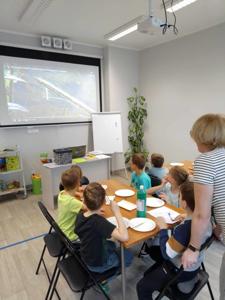 Zdjęcie z warsztatów plastyczno- literackich- uczestnicy,