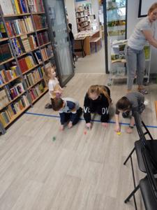 Zdjęcie z warsztatów plastyczno- literackich- uczestnicy,