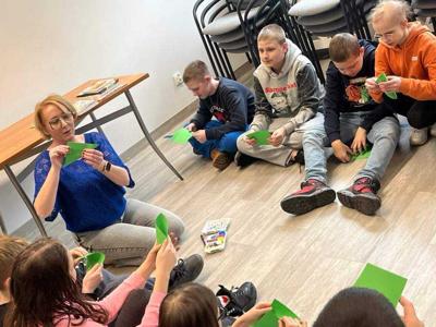 Zdjęcie przedstawia uczestników lekcji bibliotecznej.