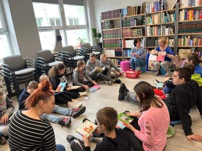 Zdjęcie przedstawia uczestników lekcji bibliotecznej.