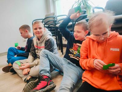 Zdjęcie przedstawia uczestników lekcji bibliotecznej.