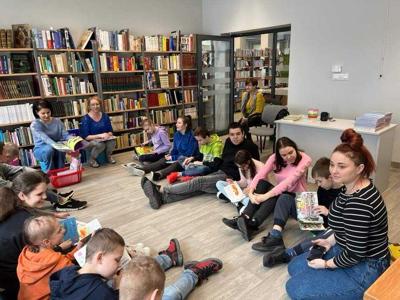 Zdjęcie przedstawia uczestników lekcji bibliotecznej.