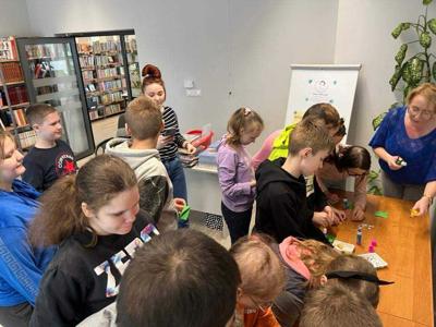 Zdjęcie przedstawia uczestników lekcji bibliotecznej.