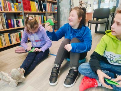 Zdjęcie przedstawia uczestników lekcji bibliotecznej.
