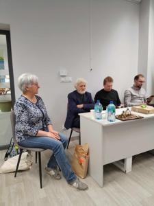 Zdjęcie przedstawia   autorów przewodnika Kasztelania Ostrowska. Zdjęcie wykonano w bibliotece.