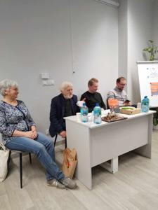 Zdjęcie przedstawia   autorów przewodnika Kasztelania Ostrowska. Zdjęcie wykonano w bibliotece.