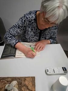 Zdjęcie przedstawia   autorów przewodnika Kasztelania Ostrowska. Zdjęcie wykonano w bibliotece.