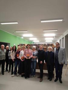 Zdjęcie przedstawia uczestników spotkania i autorów przewodnika Kasztelania Ostrowska. Zdjęcie wykonano w bibliotece.