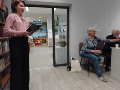 Zdjęcie przedstawia uczestników spotkania i autorów przewodnika Kasztelania Ostrowska. Zdjęcie wykonano w bibliotece.