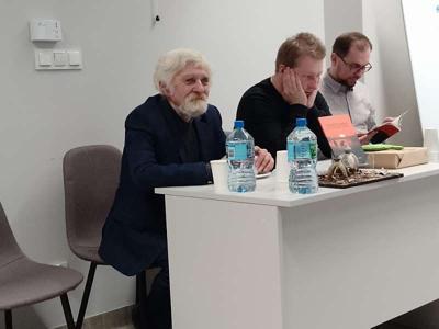 Zdjęcie przedstawia   autorów przewodnika Kasztelania Ostrowska. Zdjęcie wykonano w bibliotece.