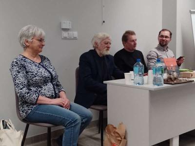 Zdjęcie przedstawia   autorów przewodnika Kasztelania Ostrowska. Zdjęcie wykonano w bibliotece.