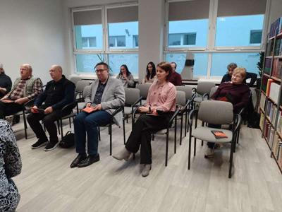 Zdjęcie przedstawia uczestników spotkania i autorów przewodnika Kasztelania Ostrowska. Zdjęcie wykonano w bibliotece.