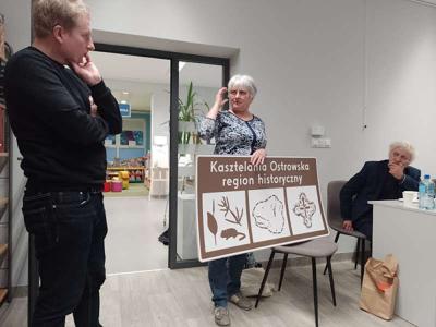 Zdjęcie przedstawia   autorów przewodnika Kasztelania Ostrowska. Zdjęcie wykonano w bibliotece.