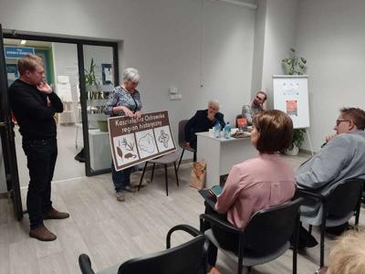 Zdjęcie przedstawia   autorów przewodnika Kasztelania Ostrowska. Zdjęcie wykonano w bibliotece.