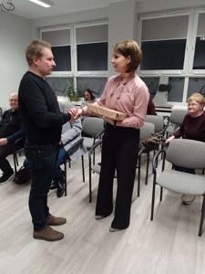 Zdjęcie przedstawia   autorów przewodnika Kasztelania Ostrowska. Zdjęcie wykonano w bibliotece.