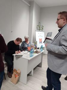Zdjęcie przedstawia uczestników spotkania i autorów przewodnika Kasztelania Ostrowska. Zdjęcie wykonano w bibliotece.