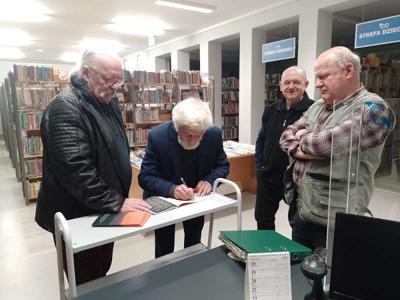 Zdjęcie przedstawia uczestników spotkania i autorów przewodnika Kasztelania Ostrowska. Zdjęcie wykonano w bibliotece.