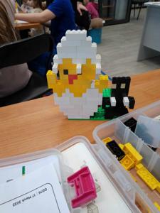 Zdjęcie przedstawia budowlę z klocków lego. Zdjęcie wykonano w bibliotece.