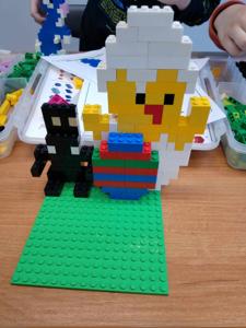 Zdjęcie przedstawia budowlę z klocków lego. Zdjęcie wykonano w bibliotece.