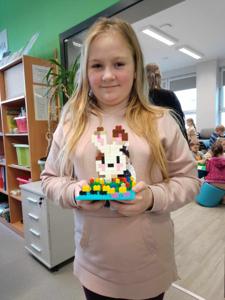 Zdjęcie przestawia uczestników warsztatów lego. Zdjęcie wykonano w bibliotece.