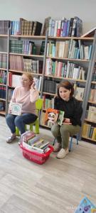Zdjęcie przedstawia uczestników lekcji bibliotecznej. Zdjęcie wykonano w bibliotece.
