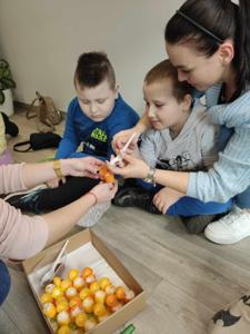 Zdjęcie przedstawia uczestników lekcji bibliotecznej. Zdjęcie wykonano w bibliotece.
