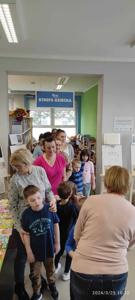 Zdjęcie przedstawia uczestników lekcji bibliotecznej. Zdjęcie wykonano w bibliotece.